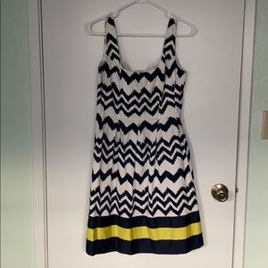 Elegant sleeveless dress perfect for office picnic